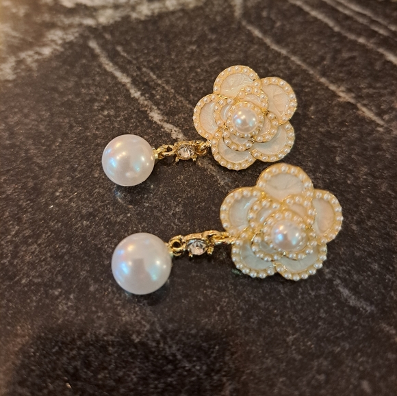 Flower earrings with dangling white pearl like beads - Picture 3 of 6